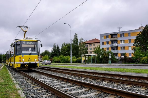 Tramvaj na plzeňskou Košutku jezdí po nově opravené trati