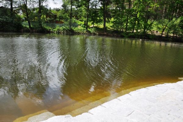 Třemošenský rybník má nové břehy a vstupy do vody. Fotogalerie 