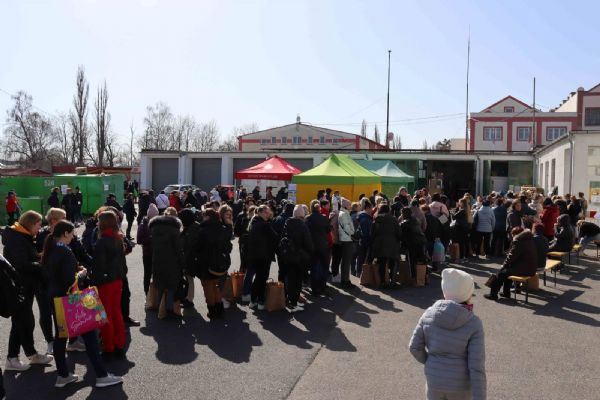 Běžencům z Ukrajiny vydala Charita v Plzni už 21 tun humanitární pomoci
