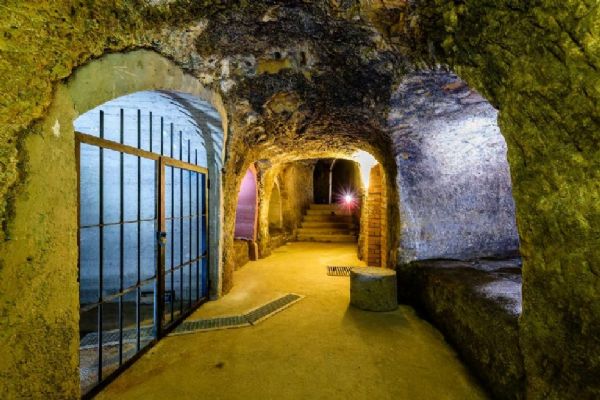 Velikonoční tip na zážitek: Prohlídky plzeňského podzemí za svitu baterek