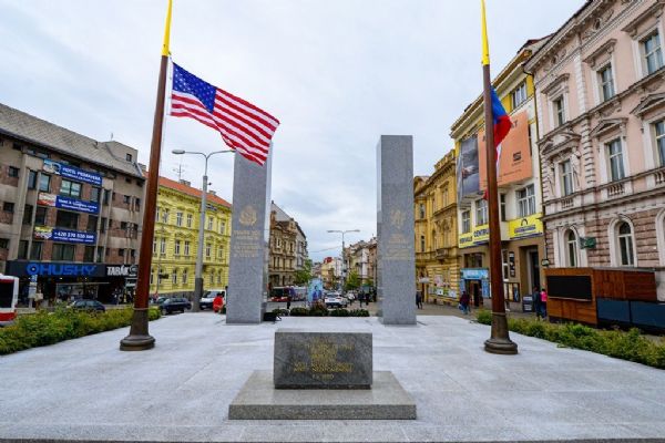 Z památníku Díky, Ameriko ukradli českou vlajku
