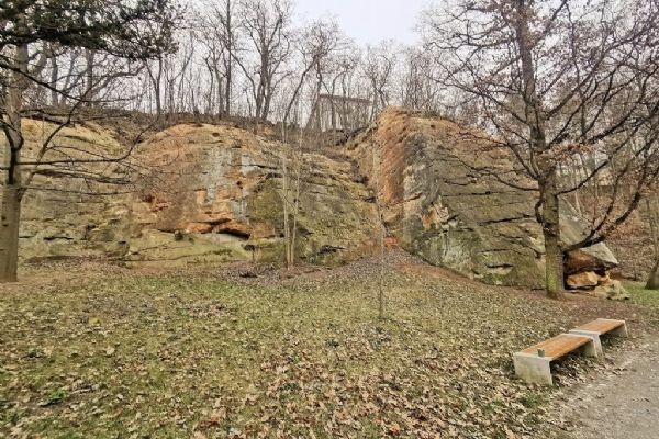 Začínají práce na zajištění stability skalní stěny v Lobezském parku