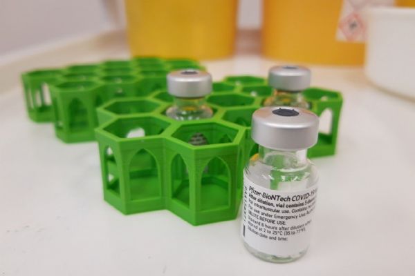 Západočeská univerzita vyrobila držáky na vakcíny pro očkovací centra