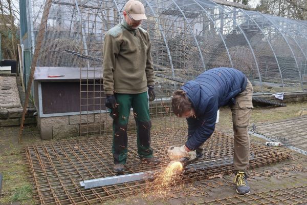 Zvířecí záchranáři svařovali hnízdní podložky pro racky na Nový rybník