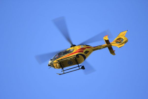 V Alžbětíně se převrátil pracovní stroj, řidiče odvezl vrtulník