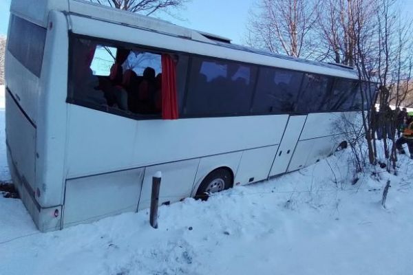 Na Šumpersku sjel autobus se studenty do příkopu, dva z nich se zranili