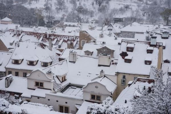 Sněhové srážky se z jihu Čech přesunuly nad Slezsko. Vznikají závěje