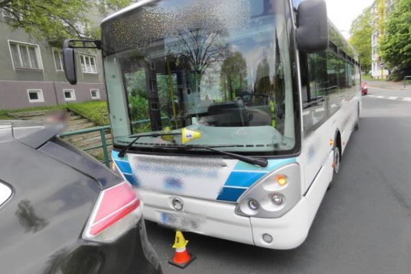Sokolov: Střet autobusu a osobního vozidla