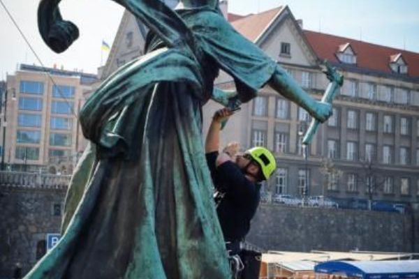 Kamerový průzkum prověřil možnosti oživení soch na Čechově mostě