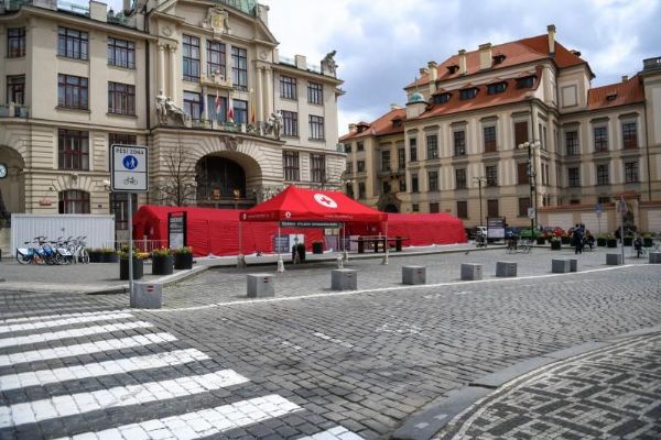 Na Mariánském náměstí Praha otevřela nové odběrové místo. Testovat se bude i metodou PCR vzorkem ze slin