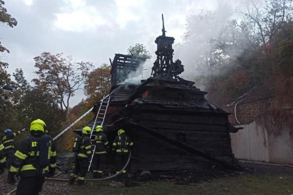 Nad vyhořelým kostelem sv. Michaela dočasně vznikne ochranná konstrukce