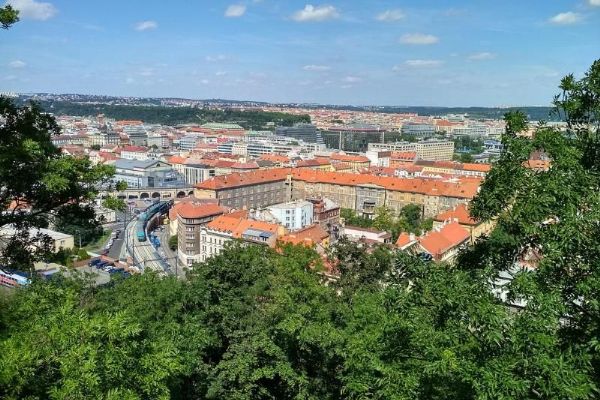 Praha plánuje uzavřít strategické směny pozemků za 2,2 miliardy korun. Výměnou se státem by získala například Zámek Veleslavín či Kasárny Karlín