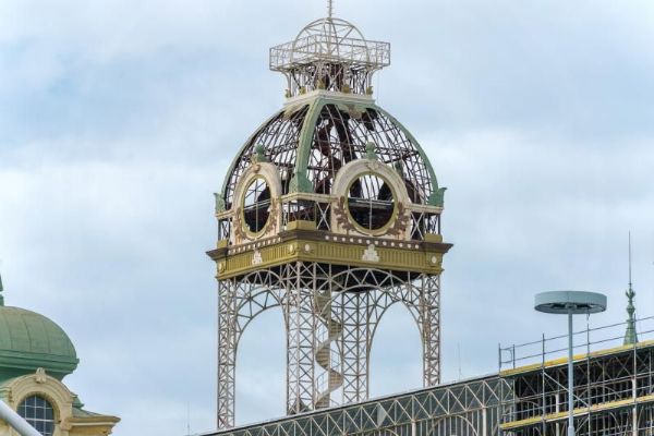 Rekonstrukce Průmyslového paláce pokračuje podle plánu. Začala renovace unikátních věžních hodin