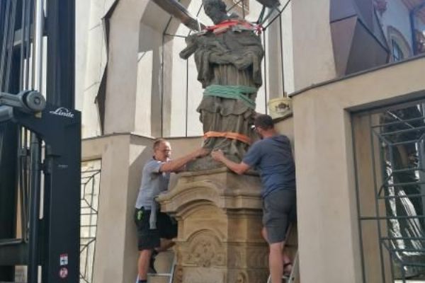 Socha svatého Jana Nepomuckého se po obnově vrací do Spálené ulice