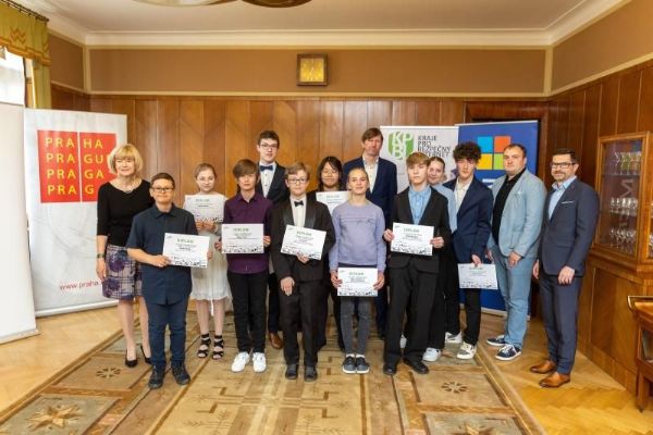 Účastníci pražského kola Kraje pro bezpečný internet obdrželi diplomy v Rezidenci primátora