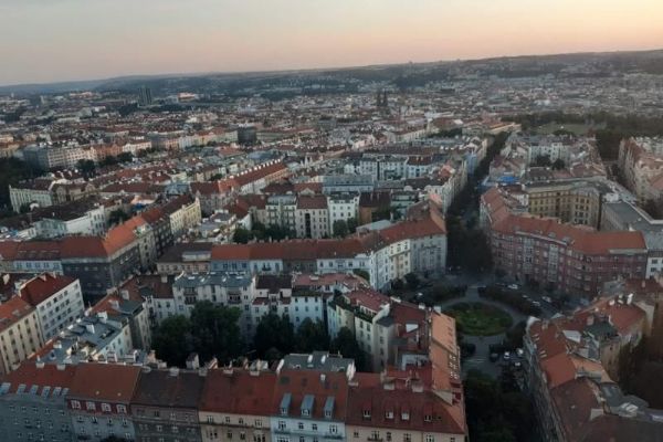 V Praze dlouhodobě žije o čtvrt milionu lidí víc, než jich je trvale přihlášeno