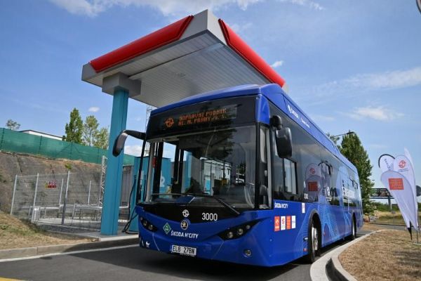 V Praze ode dneška jezdí vodíkový autobus v pravidelném provozu MHD s cestujícími