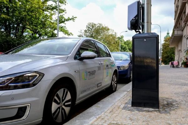 V Praze se elektromobily budou nabíjet přímo ze sítě veřejného osvětlení