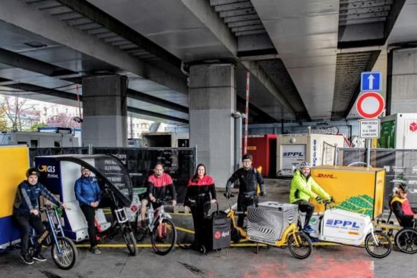VIDEO: Do centra Prahy vyjela nákladní elektrokola. Hlavní město otevřelo první cyklodepo pro rozvoz zásilek