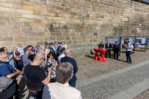 Výstava Pražští hasiči nového tisíciletí na náplavce Rašínova nábřeží ukazuje mimořádnou práci hasičů
