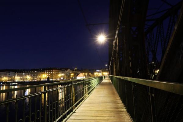 Železniční most pod Vyšehradem má nové osvětlení. Je příjemnější pro chodce i pro dopravu