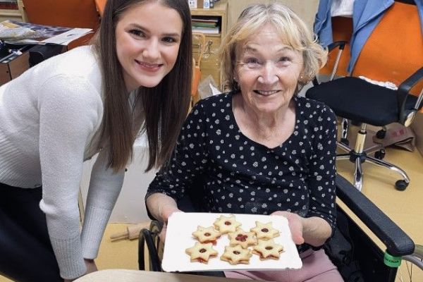 Projekt Daruj čas: Miss Natálie peče cukroví v domovech pro seniory
