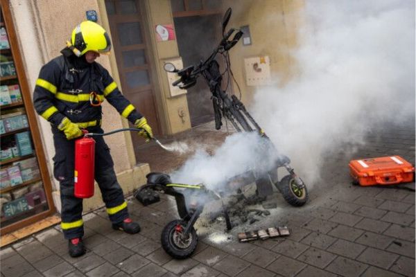 Požár elektrokoloběžky: škoda 30 tisíc Kč, rychlý zásah hasičů zachránil navíc 200 tisíc