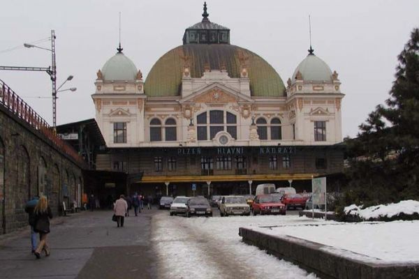 Nádražní budovy na Klatovsku i v Plzni se dočkají vylepšení