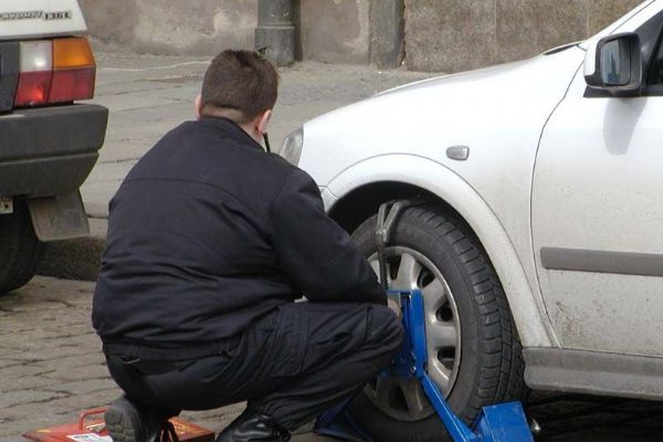 Řidič v Plzni se rozjel i s botičkou na kole