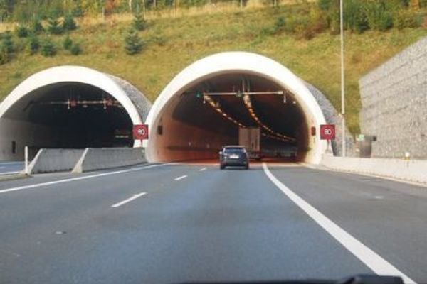 Řidiči v tunelu Valík nedodržují povolenou rychlost