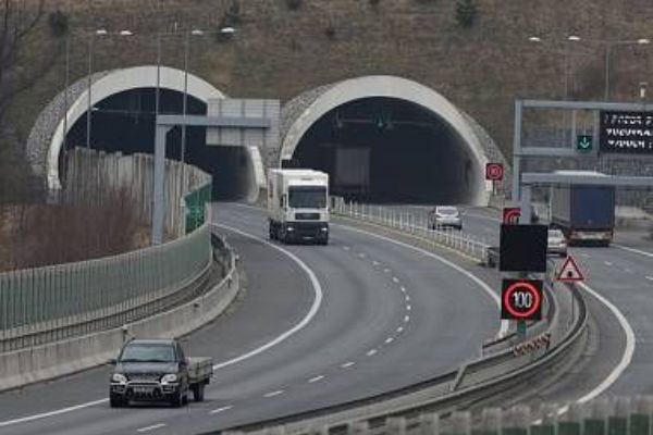 Dálničním tunelem Valík u Plzně mohou řidiči projíždět stovkou