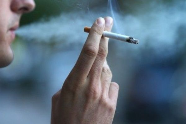 Zákaz kouření přinesl do měst a obcí Plzeňska nepořádek a hluk