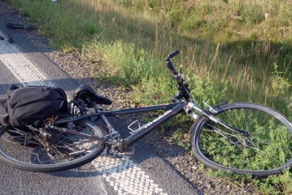 Cyklista senior se posilnil alkoholem, v Kamenném Újezdu narazil do vrat 