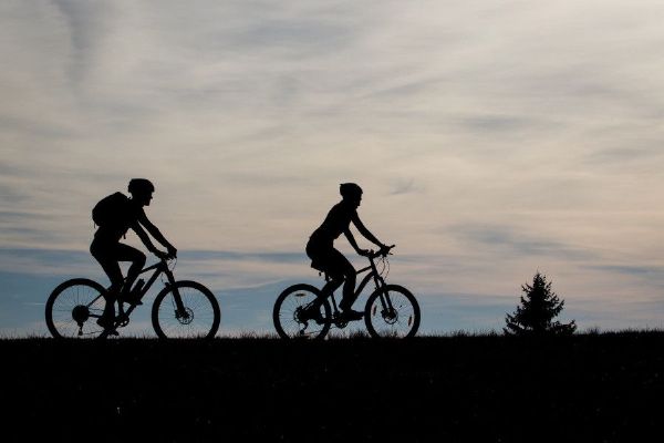 Kraj zlepšuje zázemí pro cyklisty: Odpočívadla, nabíječky a stojany v přírodě