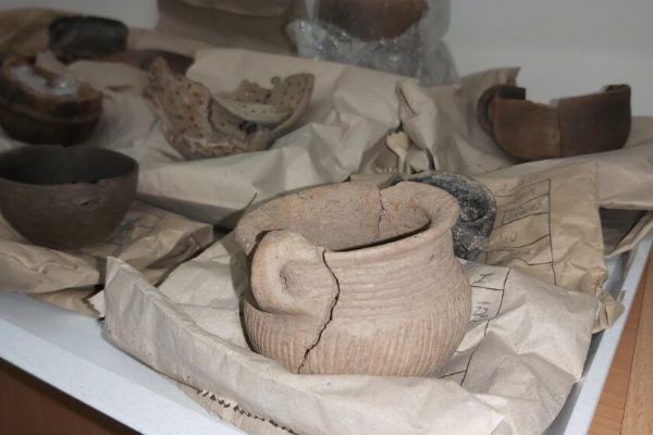 Archeologové na budoucí trase dálnice D6 u Hořoviček a Hořesedel prozkoumali přes 3 500 předmětů