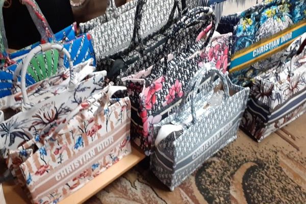 Cheb: Celníci zajistili další zboží na tržnici