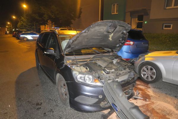 Cheb: Poničil trojici zaparkovaných vozidel
