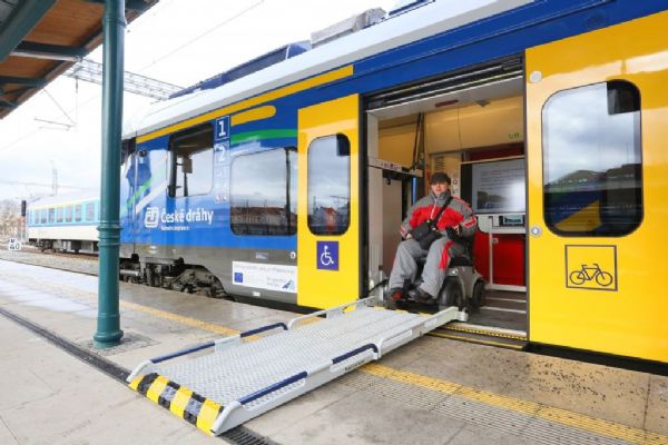 Do vlaků se vrací i cestující s handicapem, letos mají k dispozici rekordní počet bezbariérových spojů