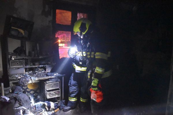 Karlovy Vary: Při požáru bytového domu se popálily dvě osoby