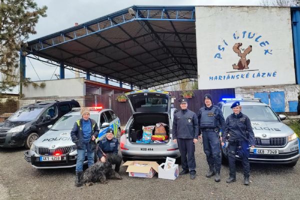 Mariánské Lázně: Policisté dodrželi tradici, opět navštívili psí útulek