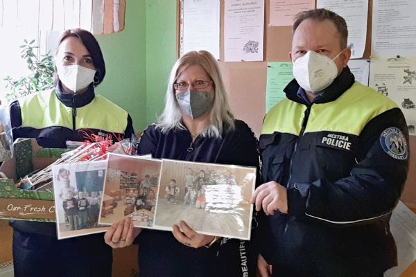 Sokolov: Dárečky od školáků pro seniory rozdávali strážníci