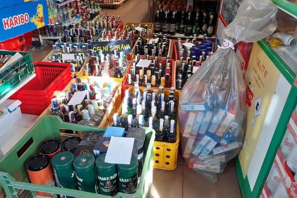 Toužim: Při kontrole zajistili celníci téměř 400 lahví alkoholu
