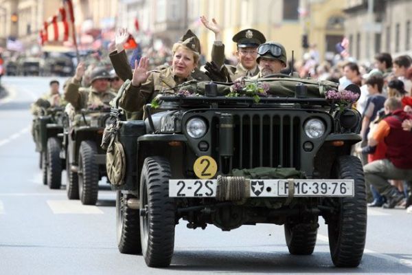 Největší vojenský historický konvoj projede v sobotu Domažlickem
