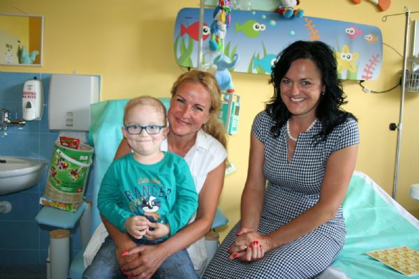Kapka naděje předala dary Dětské klinice Fakultní nemocnice v Plzni