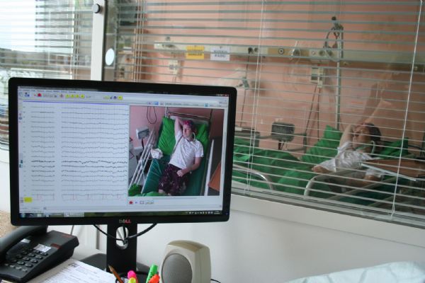 Neurologové FN Plzeň pomáhají epileptikům video-EEG monitorací 