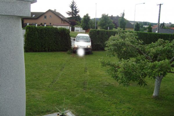 Opilý šofér projel v Doubravce živým plotem, strážník ho stíhal na kole