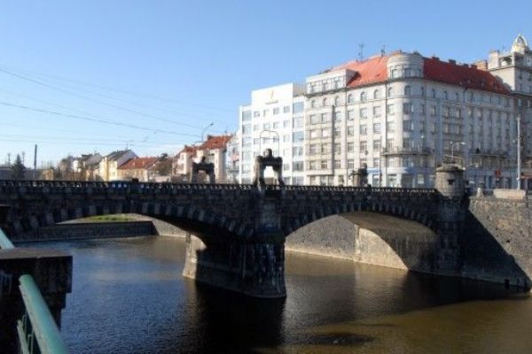 Opravenému Wilsonovu mostu v centru Plzně se vlní dlažba