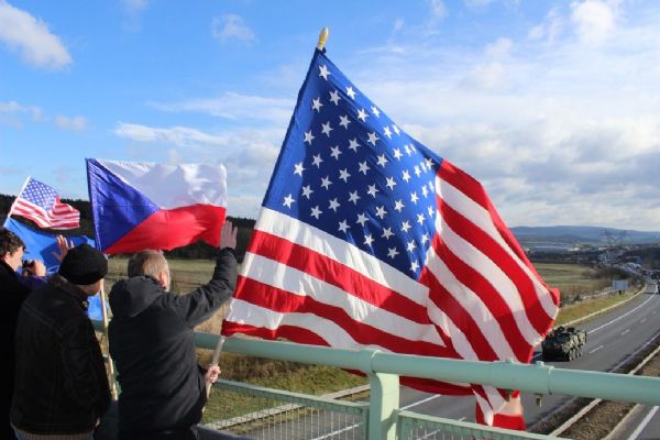 Konvoj armády USA je málo, Česko by mělo příslušnost k NATO vyjádřit silněji