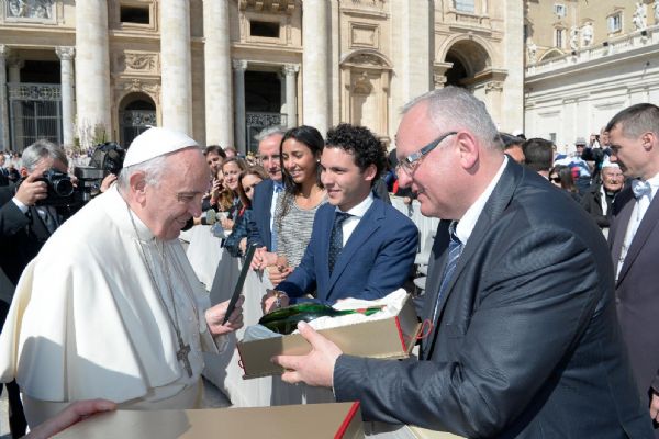 Sládek Berka navštívil papeže Františka a předal mu plzeňské pivo 