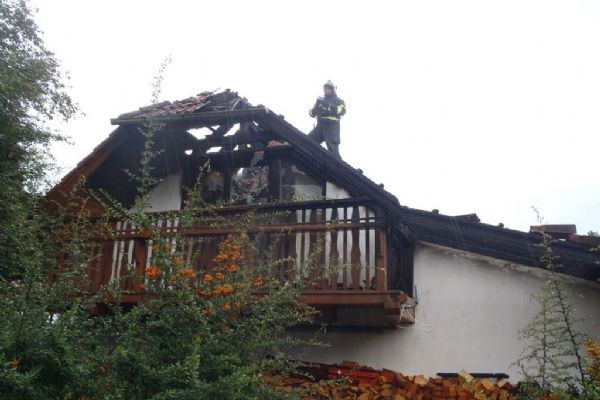 V Litohlavech hořel rodinný dům, škoda tři čtvrtě milionu